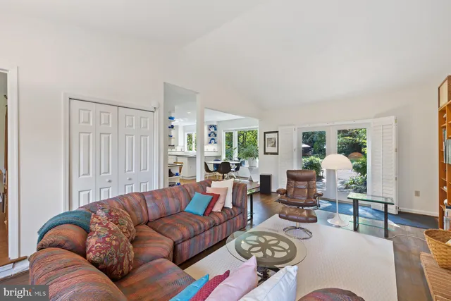 a view of a workspace with a workspace