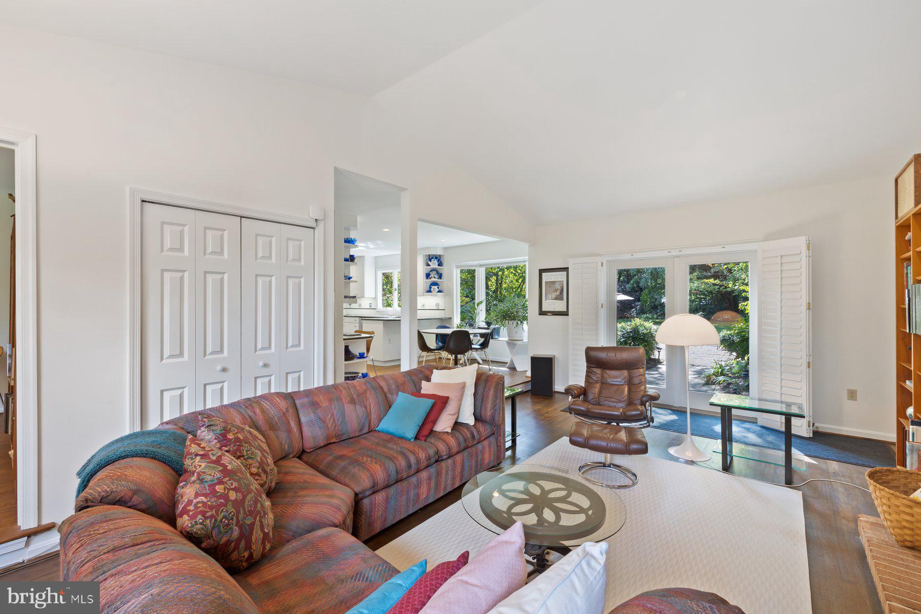 16400 Montecrest Lane Gaithersburg, MD 20878 - Photo 24 of 58 a living room with furniture and a large window