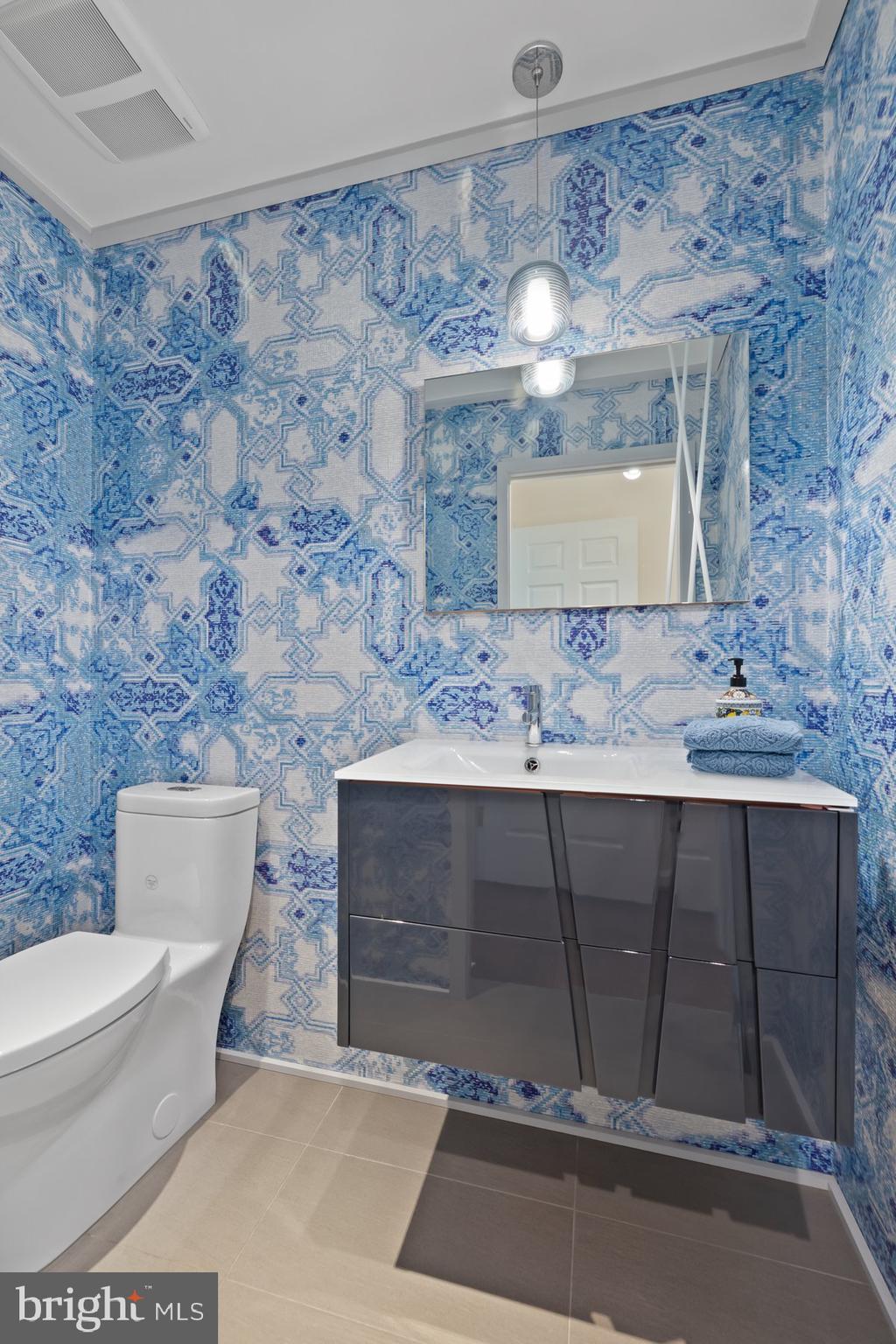 16400 Montecrest Lane Gaithersburg, MD 20878 - Photo 26 of 58 a bathroom with a sink and a toilet