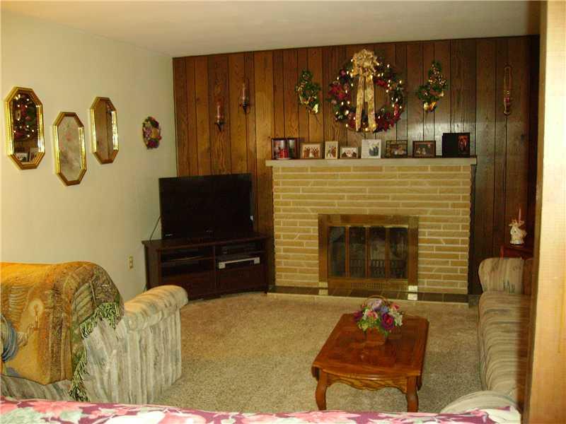 950 Cleland Mill Road New Castle, PA 16102 - Photo 4 of 15 Family Room.