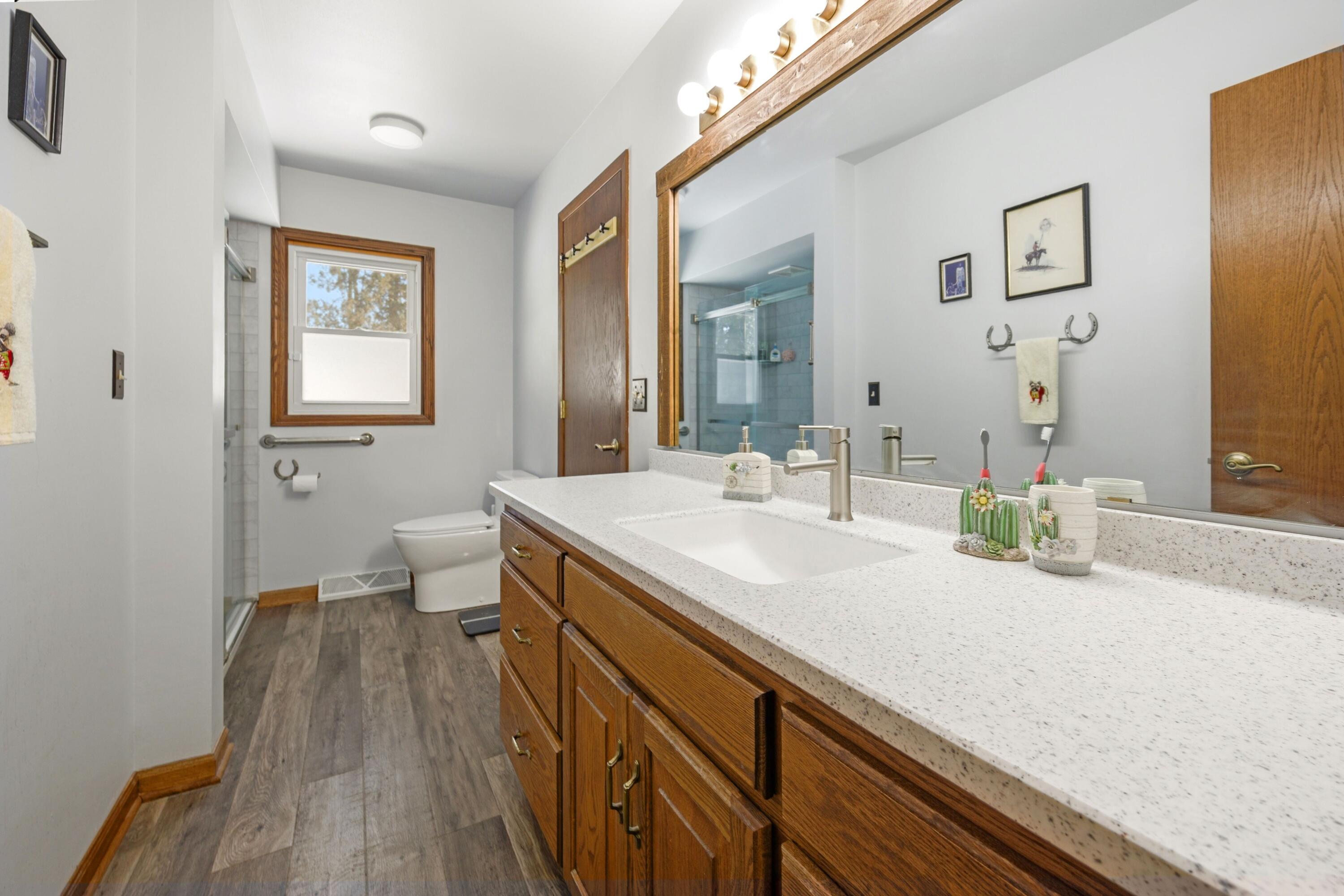 3641 North Main Street North Bay, WI 53402 - Photo 13 of 17 Full bath with dual entry