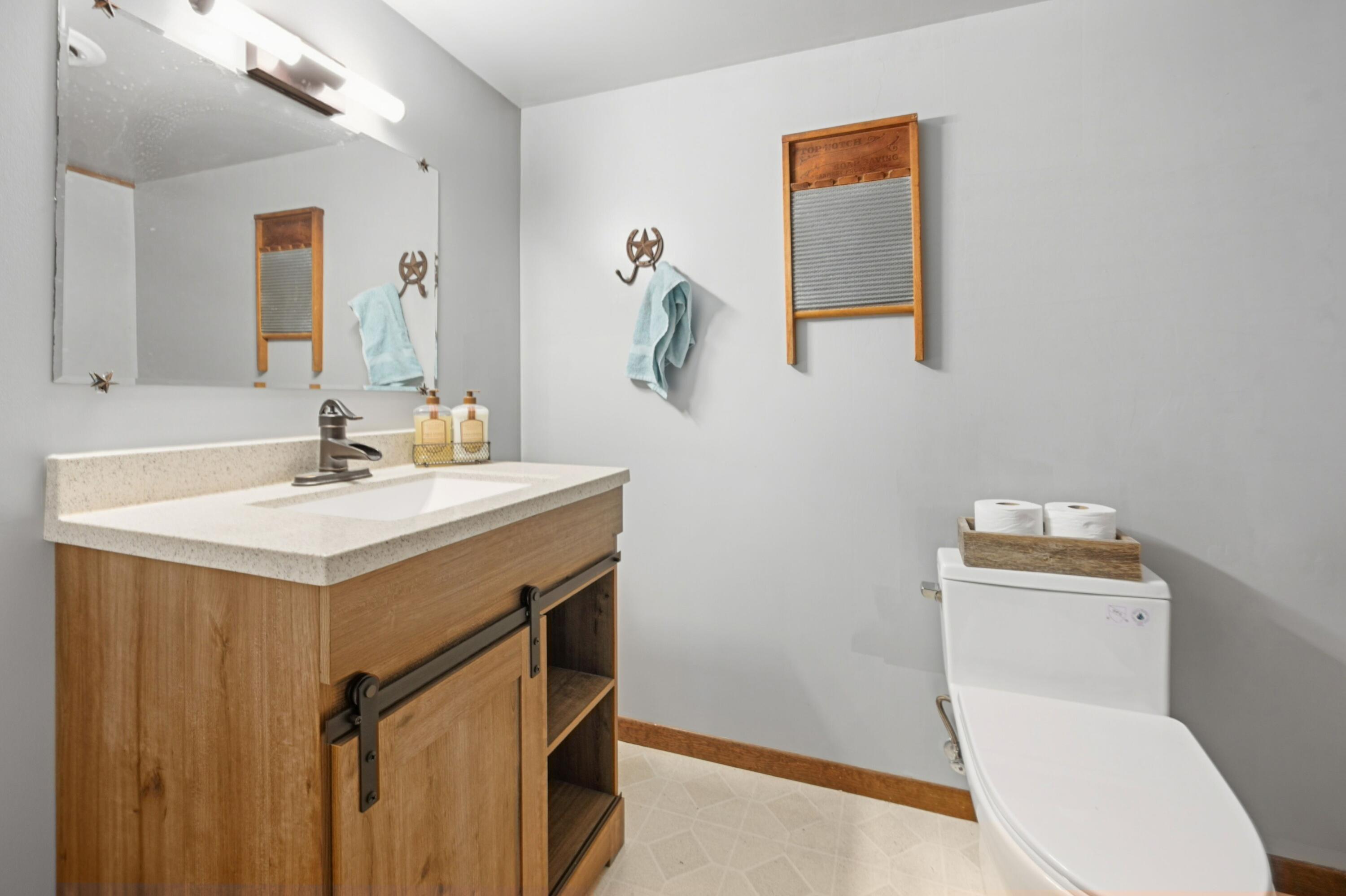 3641 North Main Street North Bay, WI 53402 - Photo 15 of 17 Lower level full bathroom