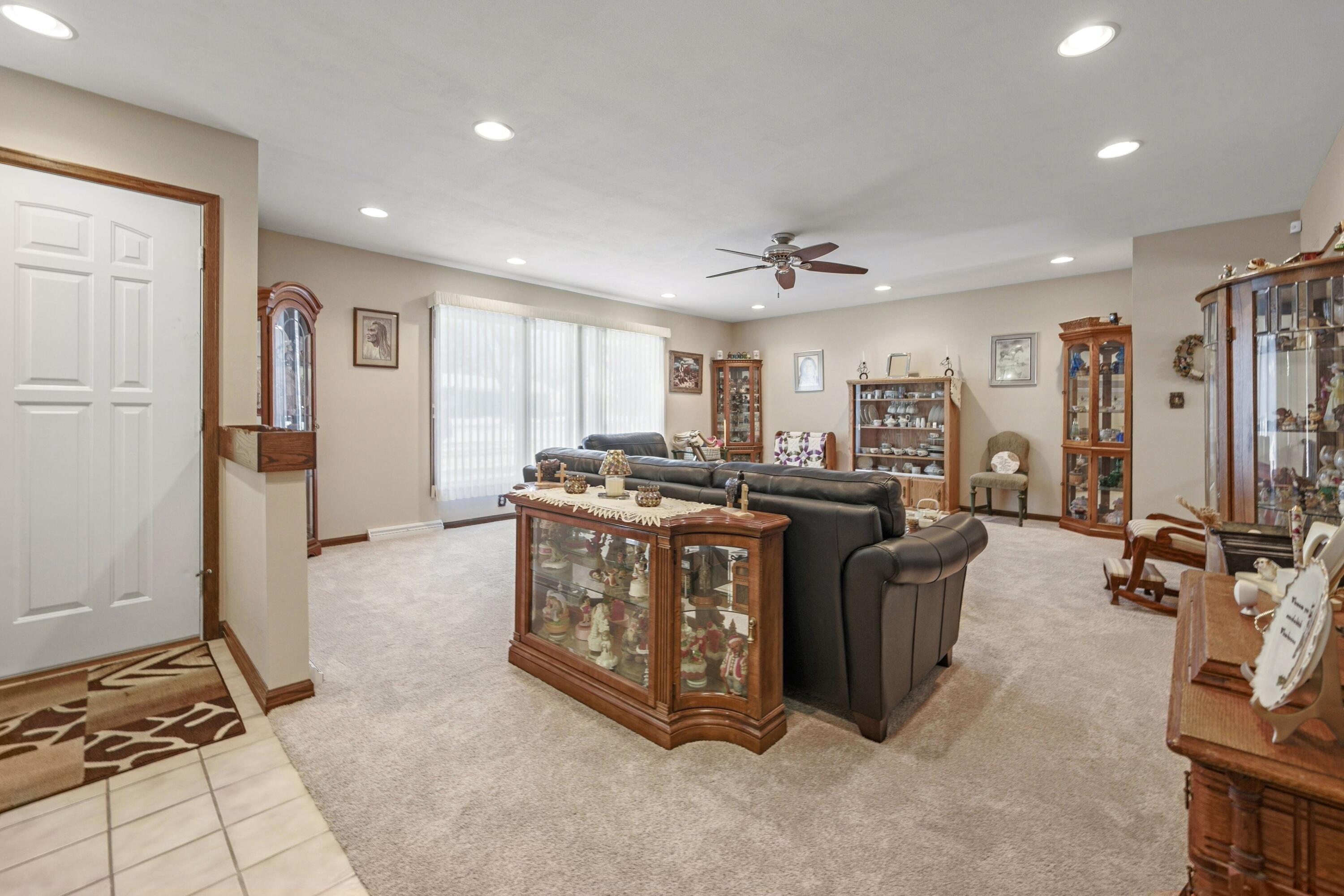 3641 North Main Street North Bay, WI 53402 - Photo 4 of 17 Living room view