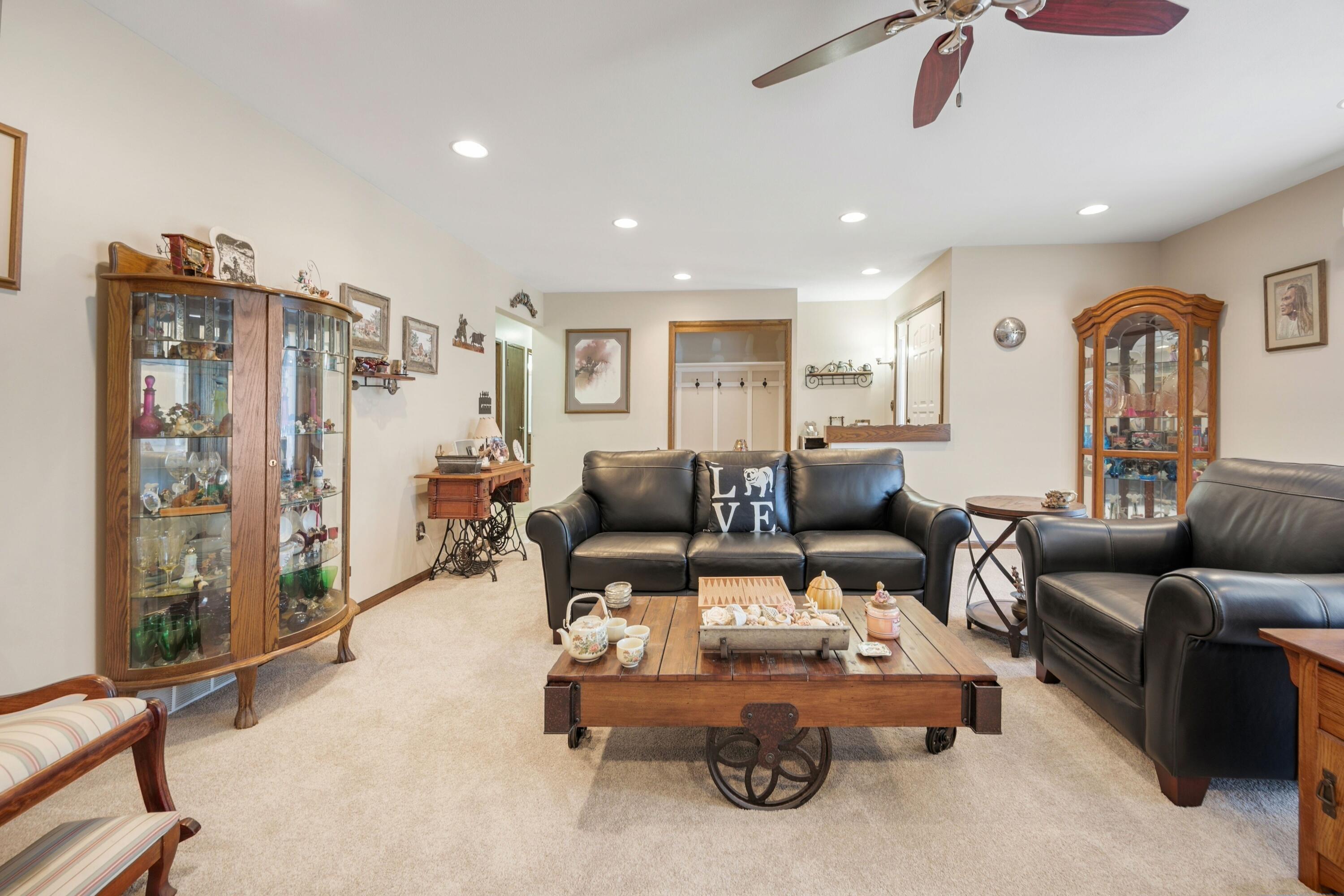 3641 North Main Street North Bay, WI 53402 - Photo 5 of 17 Living room view a
