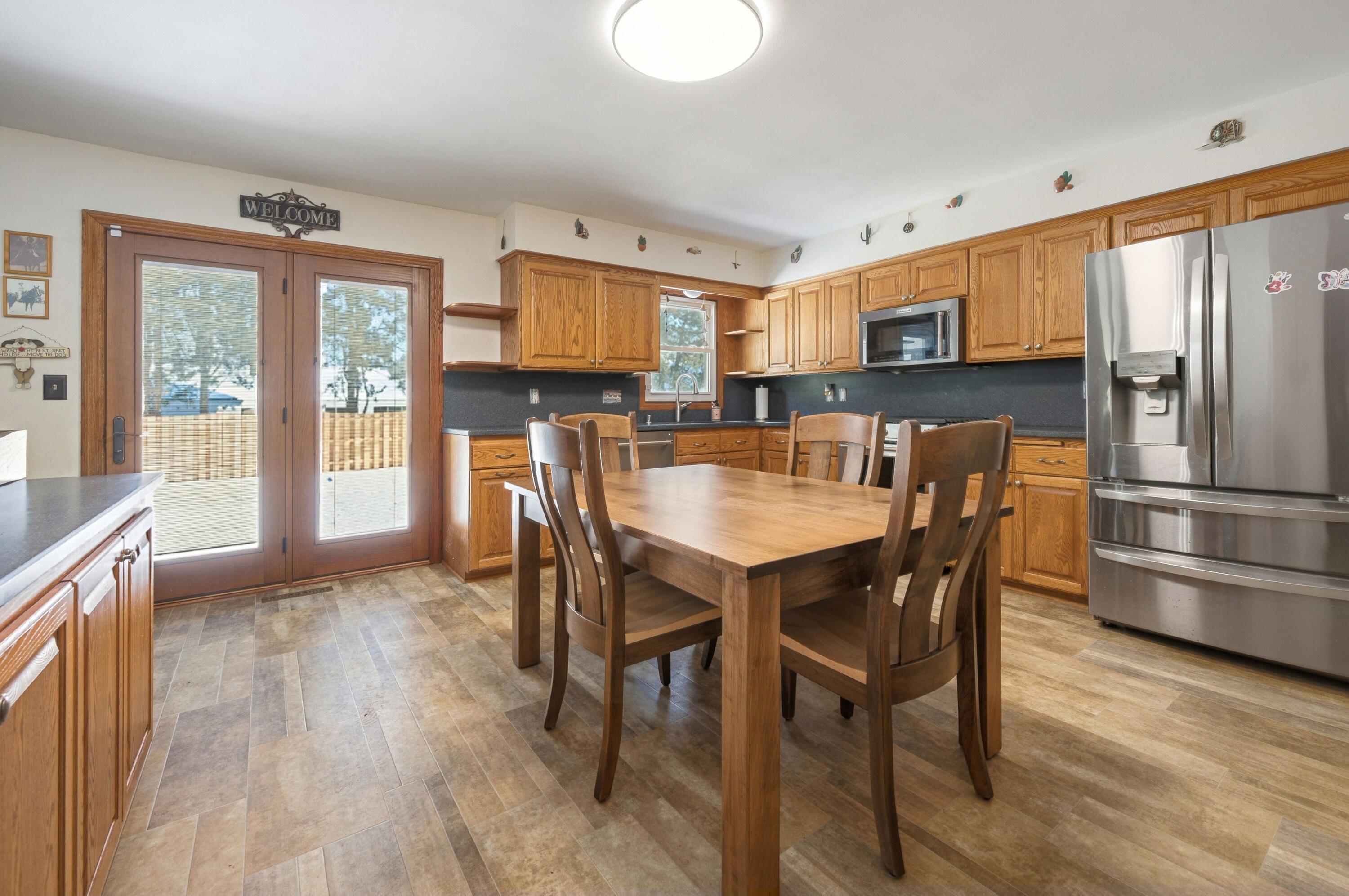 3641 North Main Street North Bay, WI 53402 - Photo 7 of 17 8 Bright and spacious dining area with v