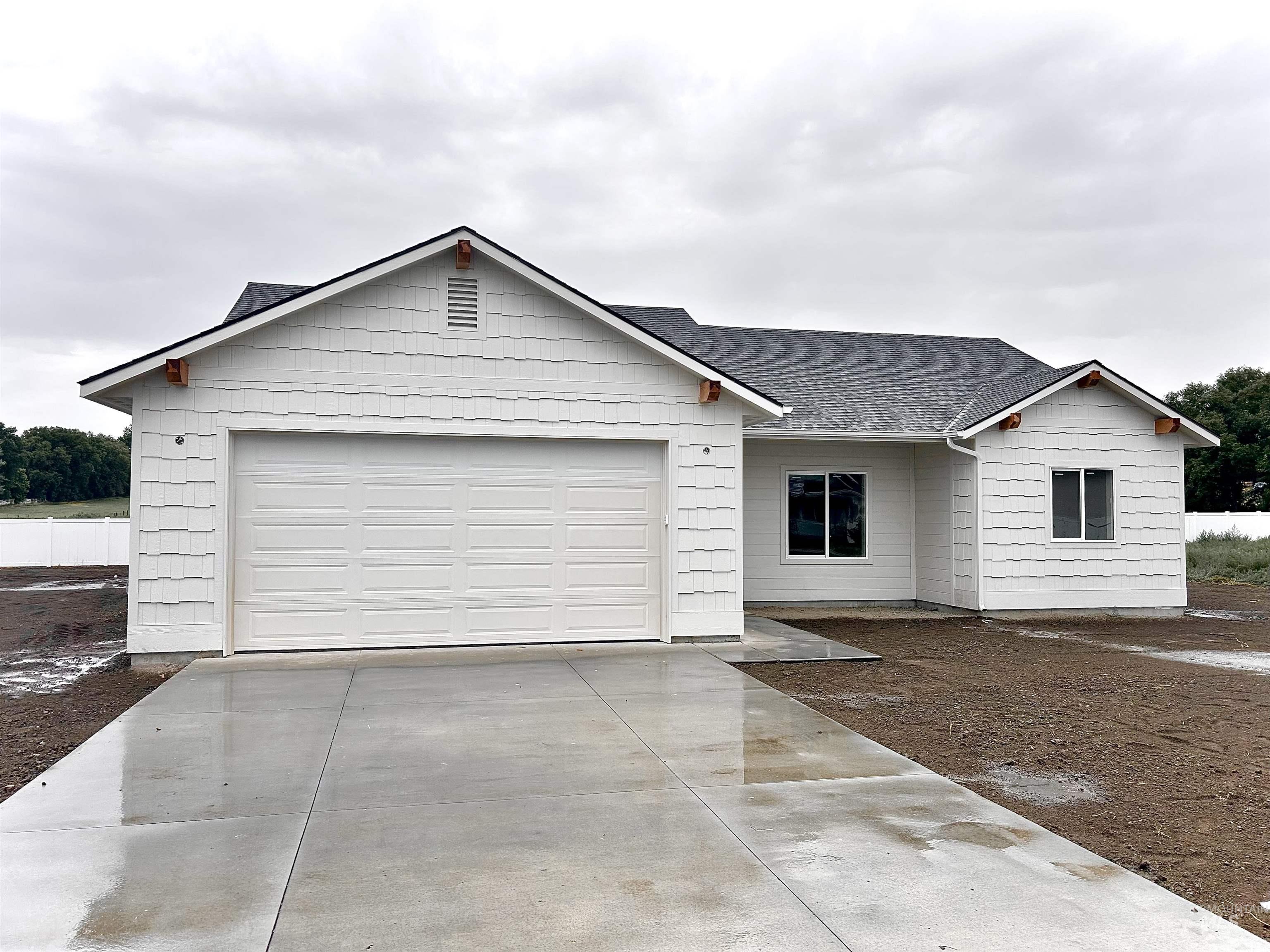 937 Sierra Street Vale, OR 97918 - Photo 2 of 22 Contemporary ranch-style home featuring white horizontal siding and shake accents