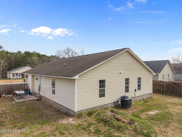 $275,000 | 424 Boysenberry Lane, Hubert, NC 28539