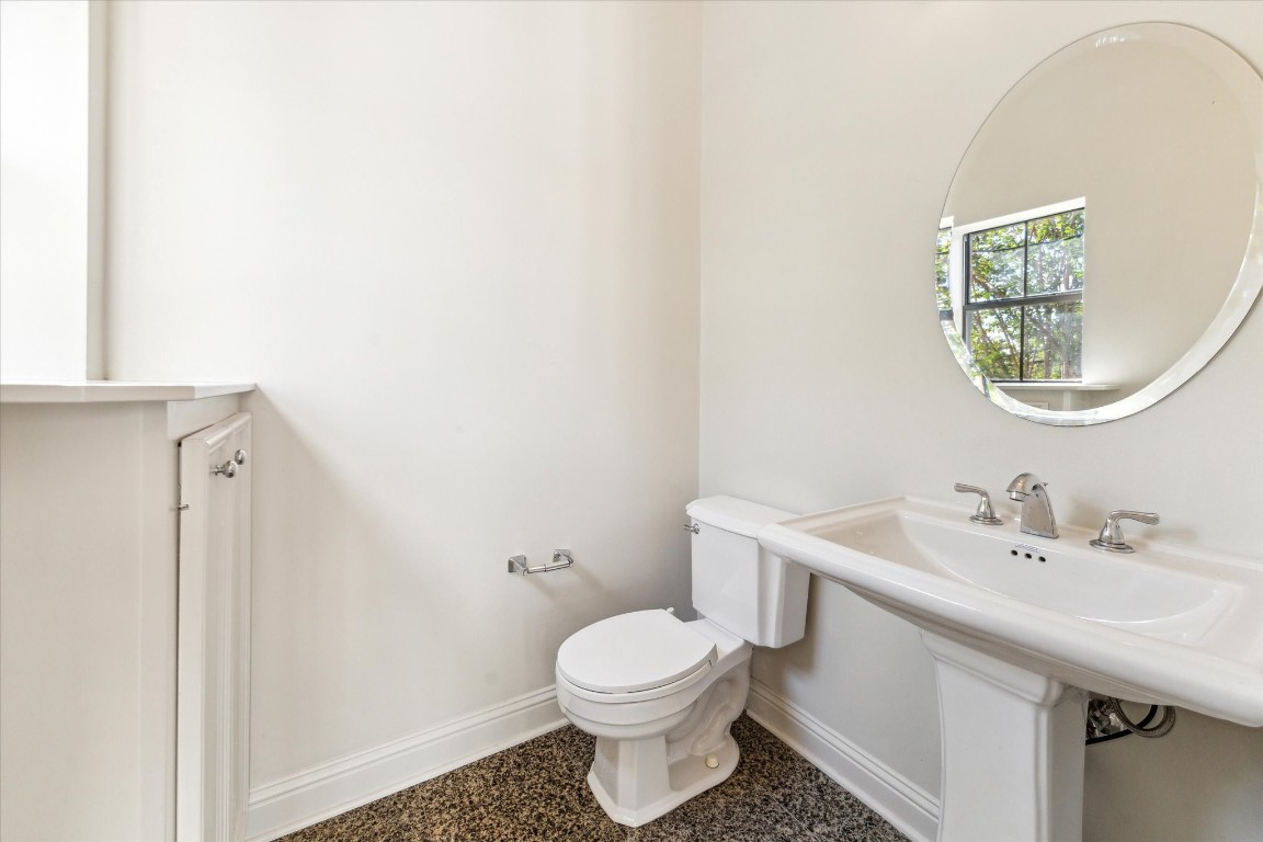 1231 West Pierce Street Houston, TX 77019 - Photo 23 of 33 a bathroom with a toilet a sink and mirror
