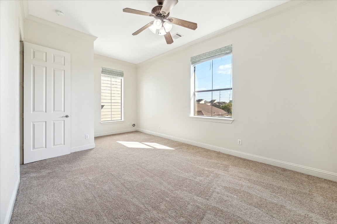 1231 West Pierce Street Houston, TX 77019 - Photo 31 of 33 an empty room with windows and fan