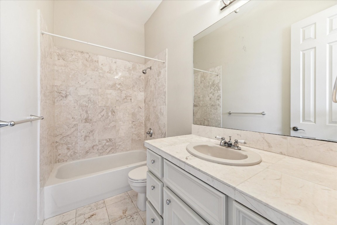 1231 West Pierce Street Houston, TX 77019 - Photo 32 of 33 a bathroom with a sink toilet tub and shower