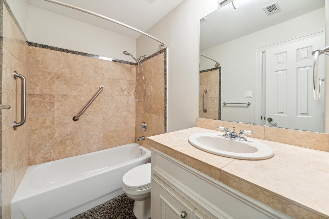 1231 West Pierce Street Houston, TX 77019 - Photo 7 of 33 a bathroom with a sink a toilet and a bathtub