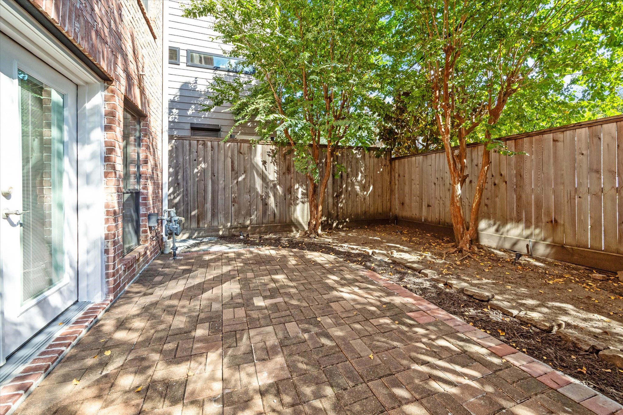 1231 West Pierce Street Houston, TX 77019 - Photo 9 of 33 Al fresco dining and lounging are irresistible in your sunny south-facing yard.