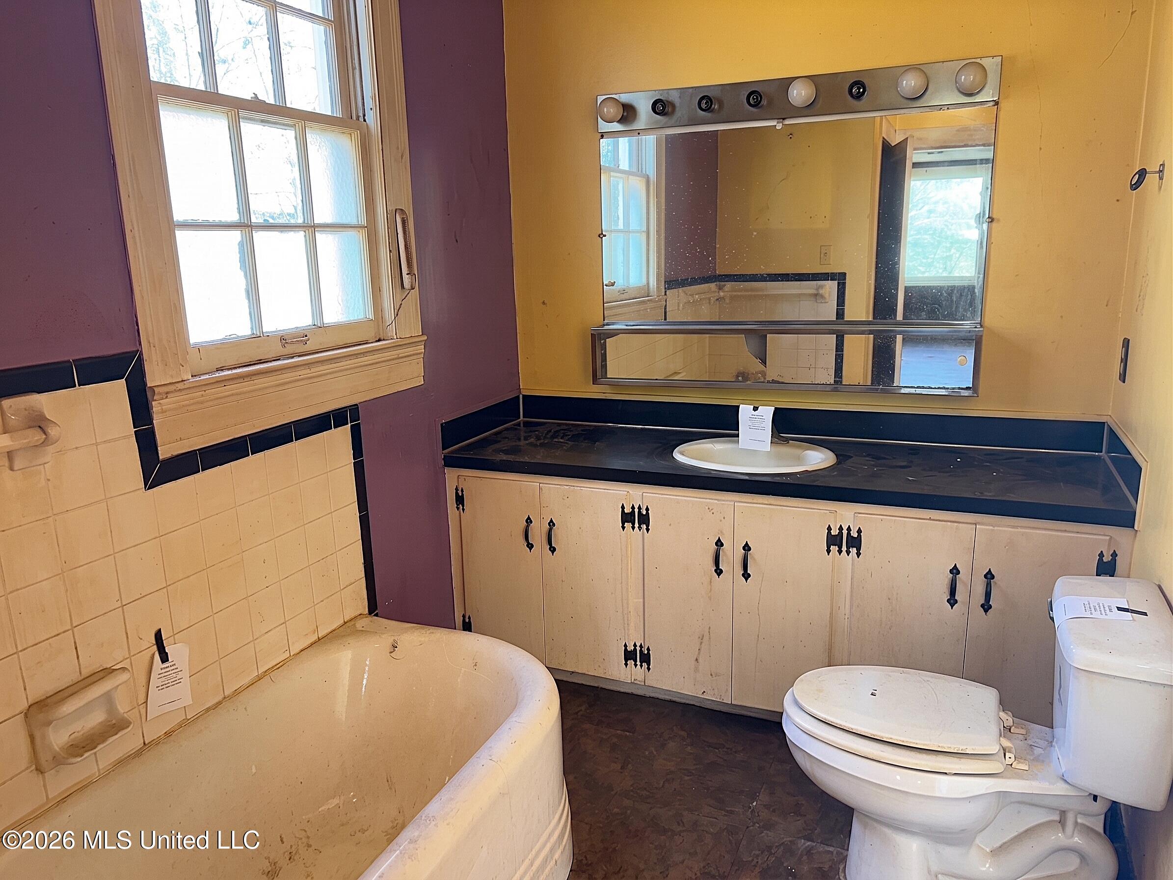 408 Boulevard Street Lexington, MS 39095 - Photo 10 of 12 (Bathroom 1)
