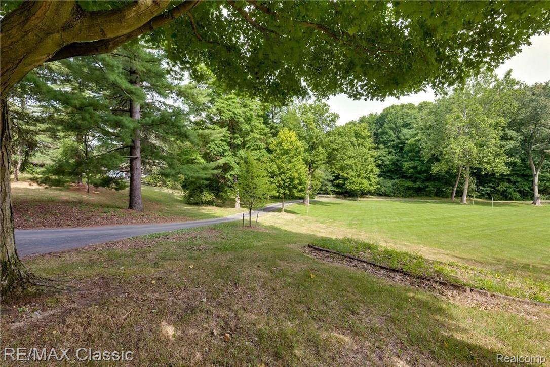 49103 Gyde Road Canton, MI 48187 - Photo 29 of 36 Driveway