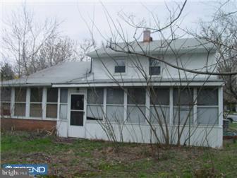 1322 Greenleaf Road Wilmington, DE 19805 - Photo 3 of 7 a view of a house with a yard