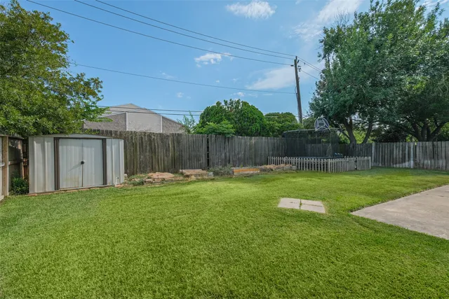 a view of a back yard
