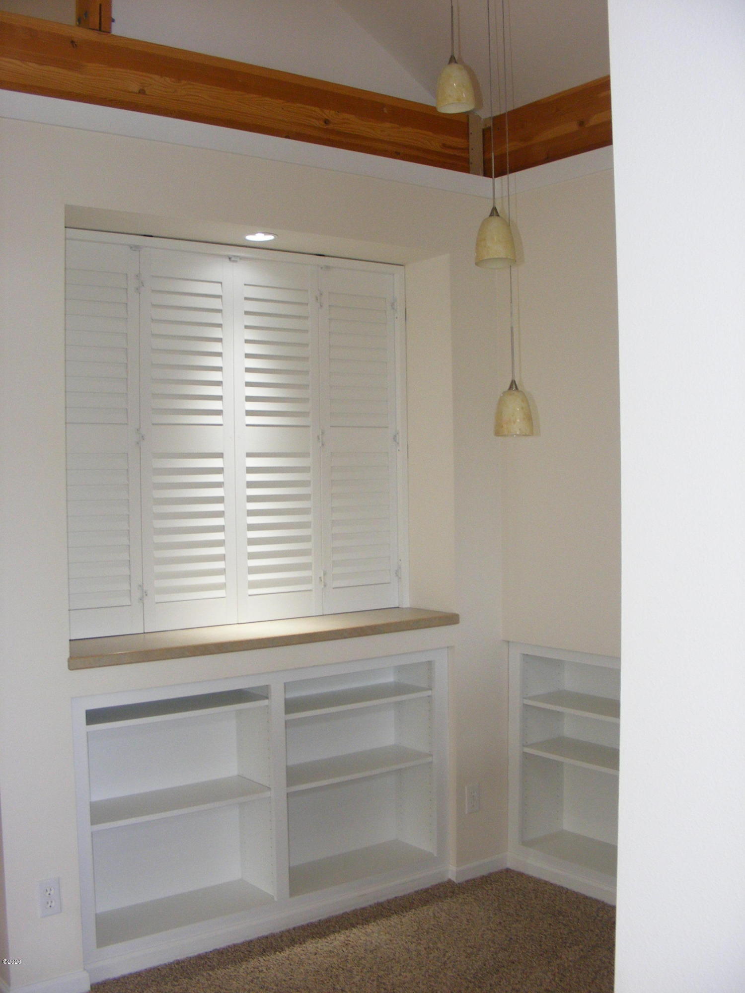 415 Northwest 19th Street Newport, OR 97365 - Photo 20 of 40 Den/sitting area