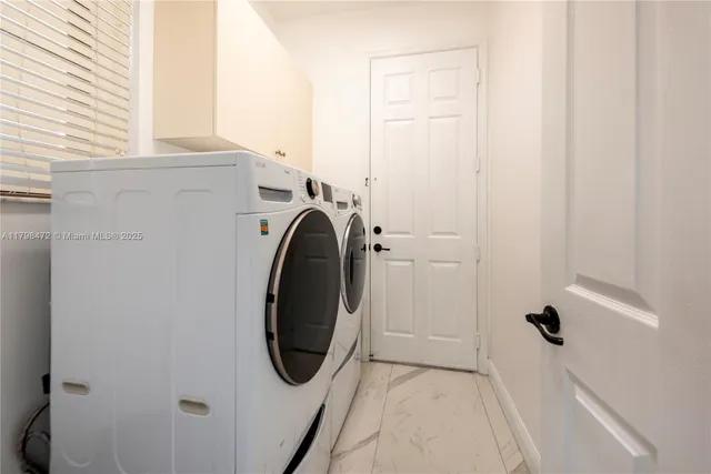 a view of a house with backyard and garden