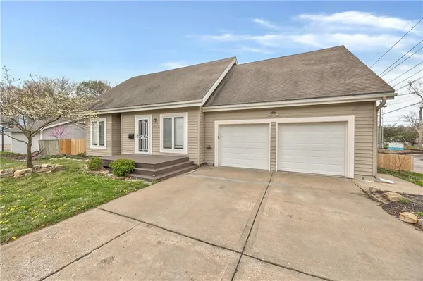 $464,750 | 4704 El Monte Street, Roeland Park, KS 66205