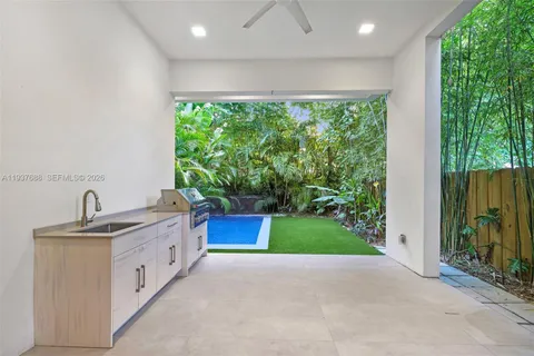 a view of an entryway of a house with a porch