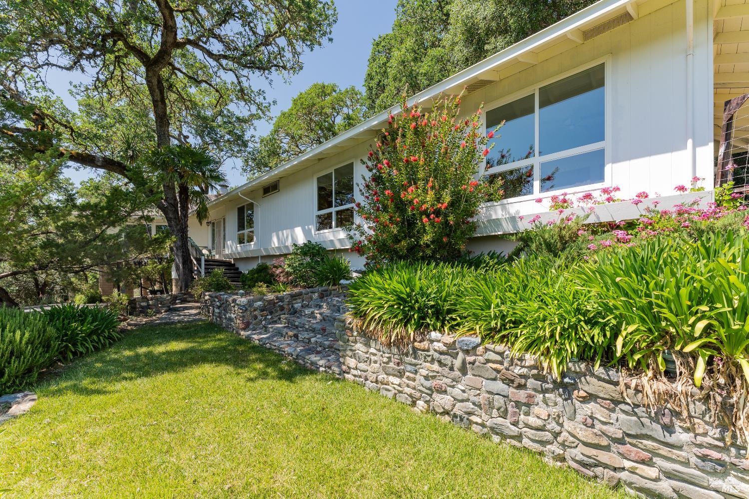 925 Knob Hill Road Ukiah, CA 95482 - Photo 2 of 39