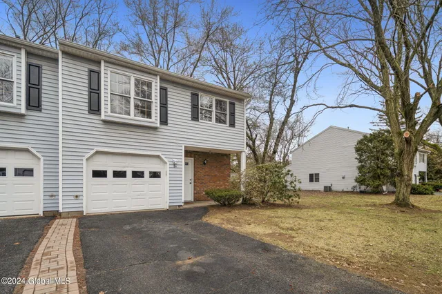 $2,200 | 3 Terry Court, Unit B, Colonie, NY 12205