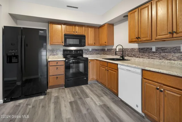 $2,200 | 3 Terry Court, Unit B, Colonie, NY 12205