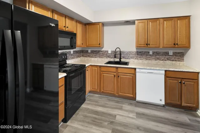 $2,200 | 3 Terry Court, Unit B, Colonie, NY 12205