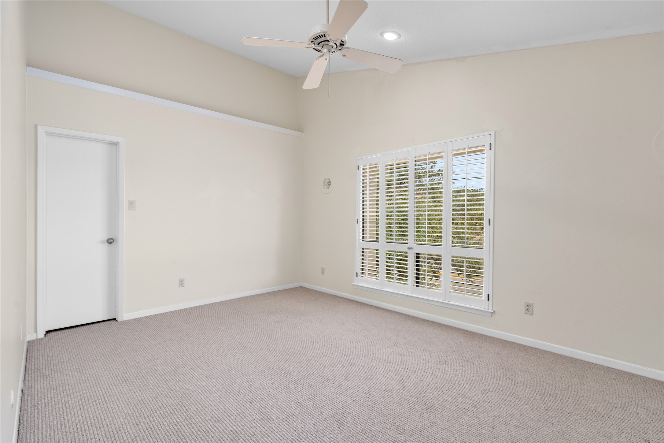 6728 Buffalo Speedway West University Place, TX 77005 - Photo 26 of 28 an empty room with a window and a ceiling fan