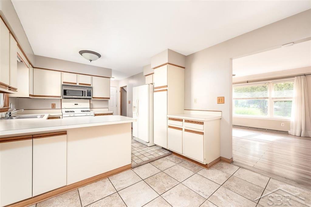2855 Barnard Road Saginaw, MI 48603 - Photo 10 of 39 50051668-9.JPG