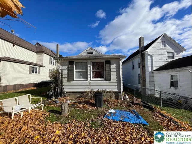 a view of back yard of the house