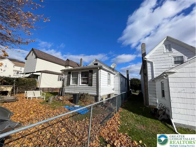 a view of a back yard