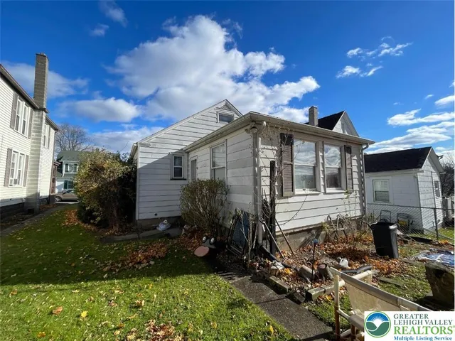 a view of house with a yard