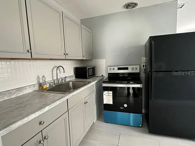 $950 | 1481 Drew Street, Clearwater, FL 33755