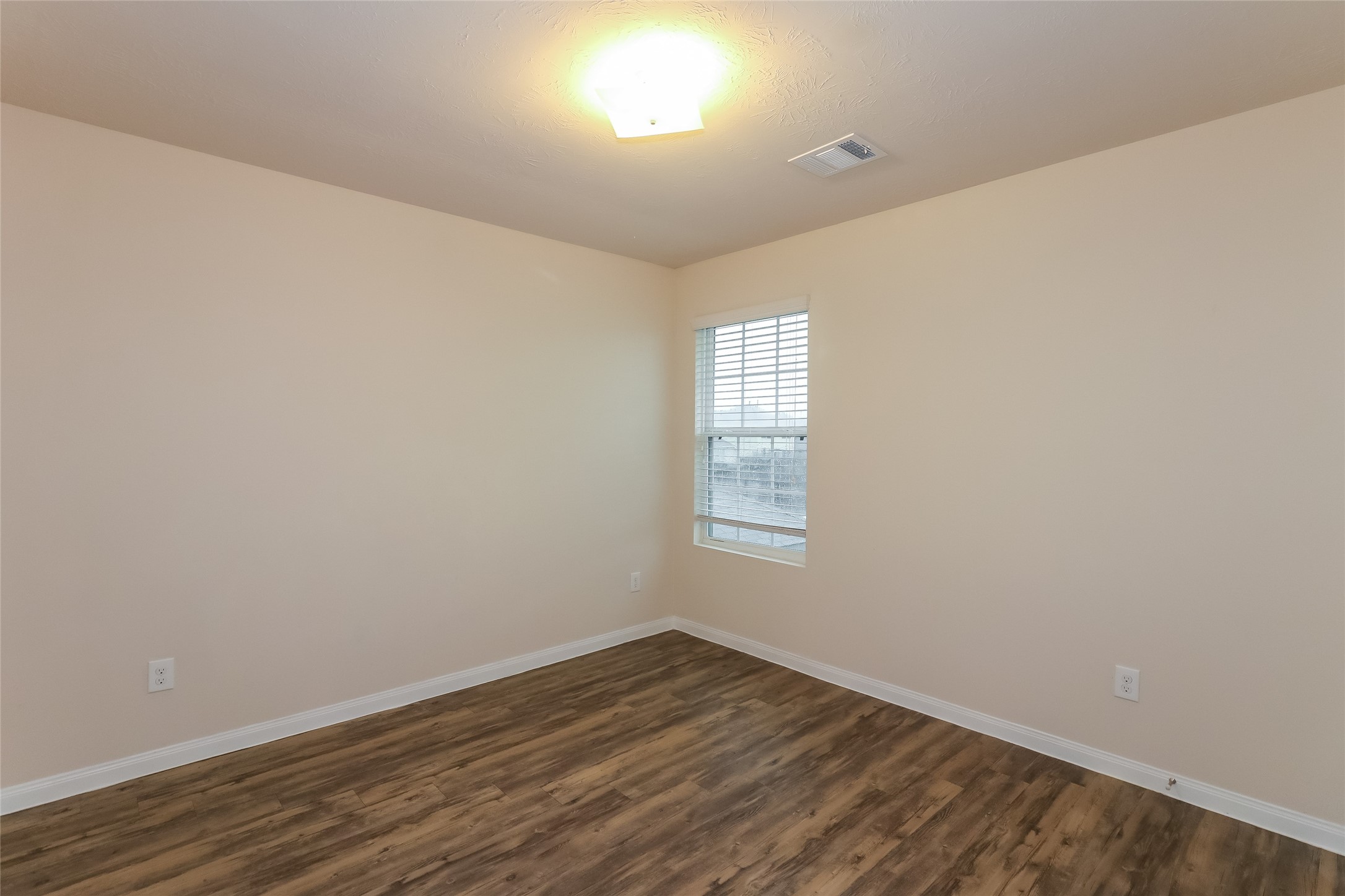 6114 Peaceful Ridge Drive Houston, TX 77048 - Photo 12 of 12 Photos may be representative of the floor plan and not the exact home. Finishes, layout, and features of the actual property for lease may vary.