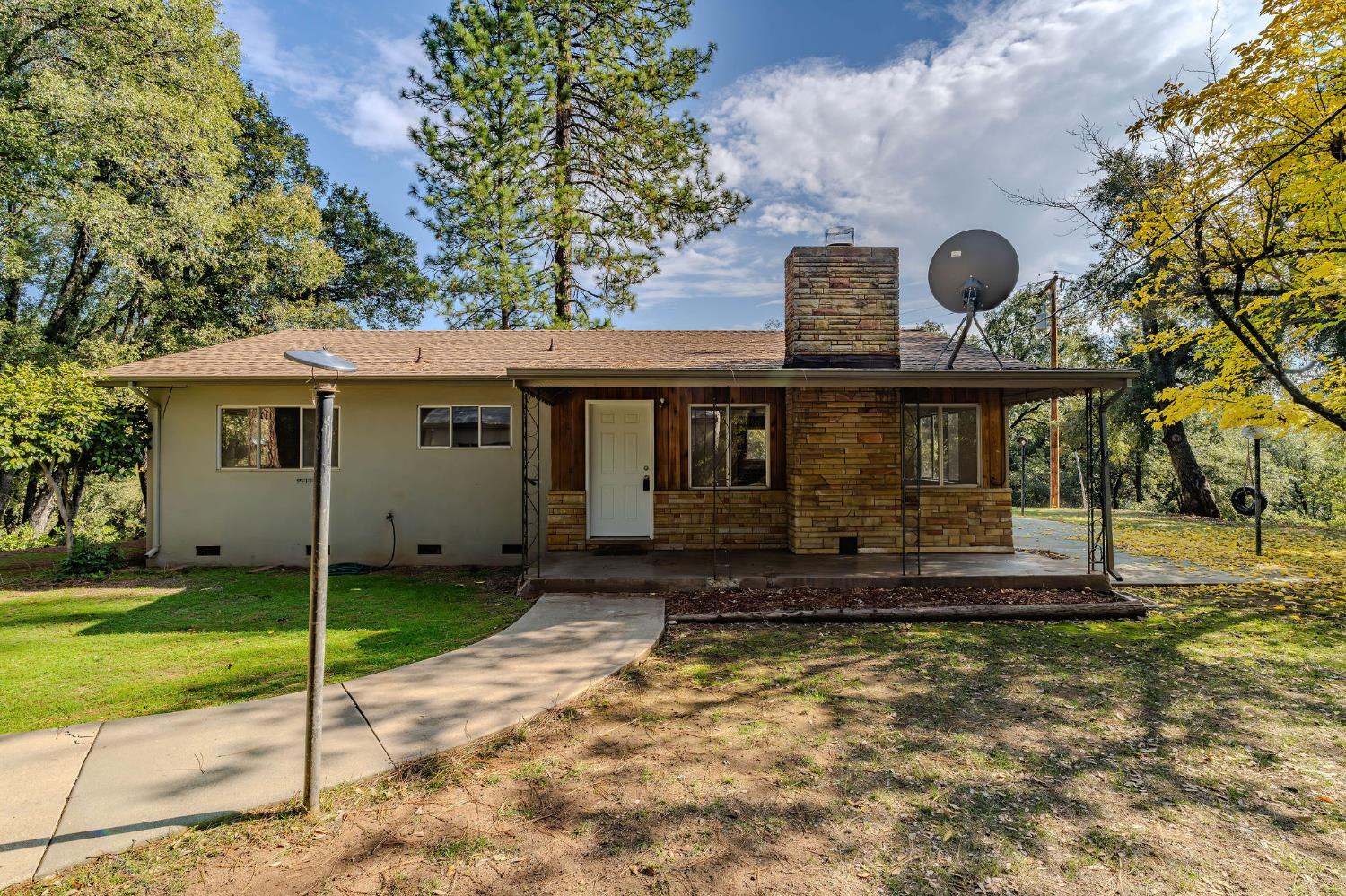13309 Taves Road Jackson, CA 95642 - Photo 21 of 62 a front view of a house with a yard
