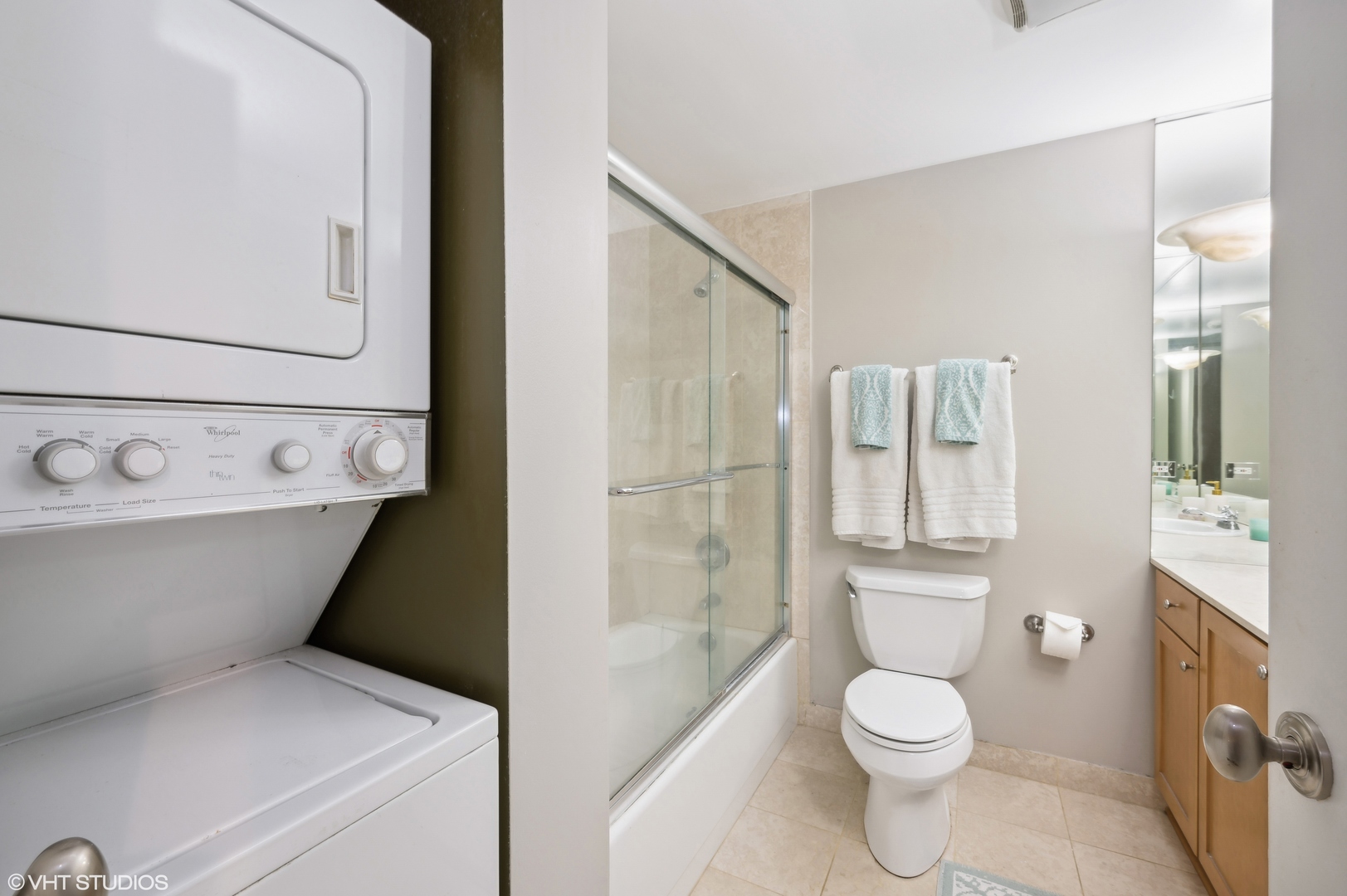 40 East Delaware Place, Unit 403 Chicago, IL 60611 - Photo 15 of 18