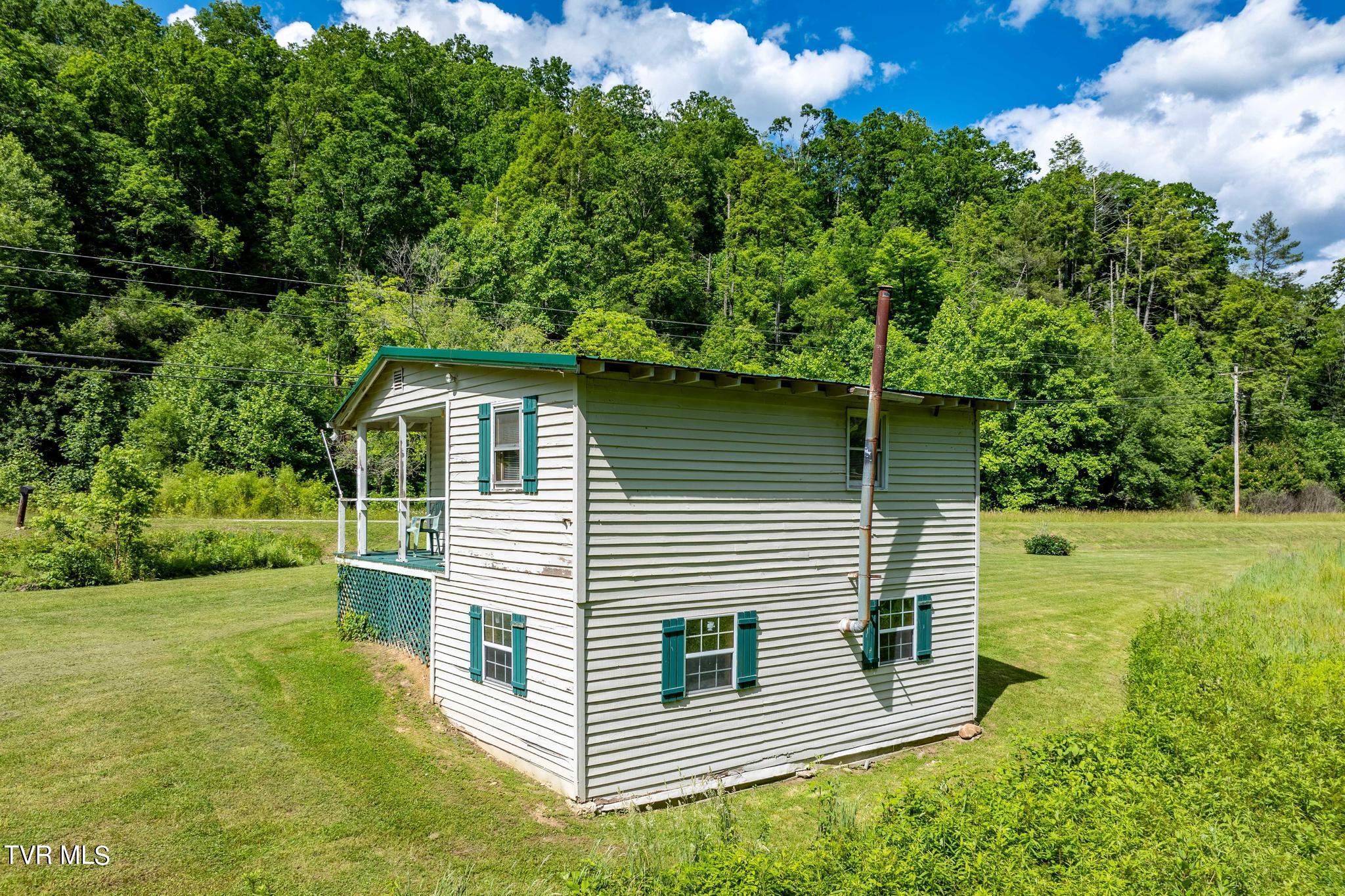 766 Doe Creek Road Butler, TN 37640 - Photo 4 of 50 766 Doe Creek Road (16 of 54)