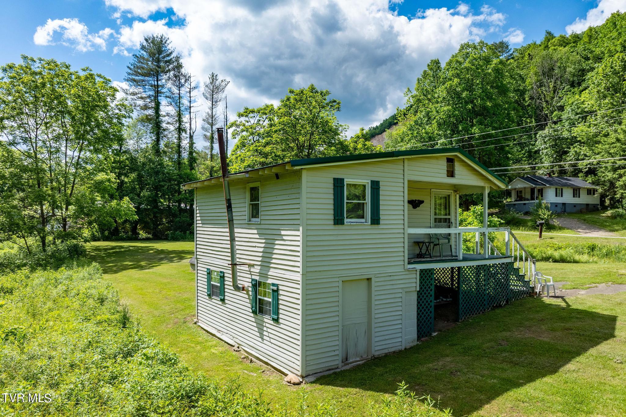 766 Doe Creek Road Butler, TN 37640 - Photo 5 of 50 766 Doe Creek Road (17 of 54)