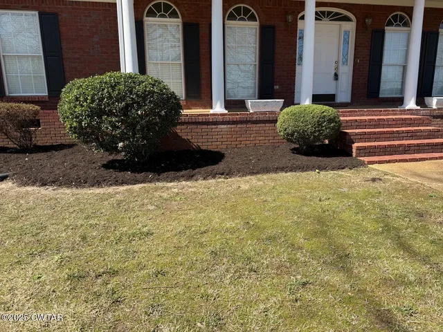 a view of a couches in front of a house