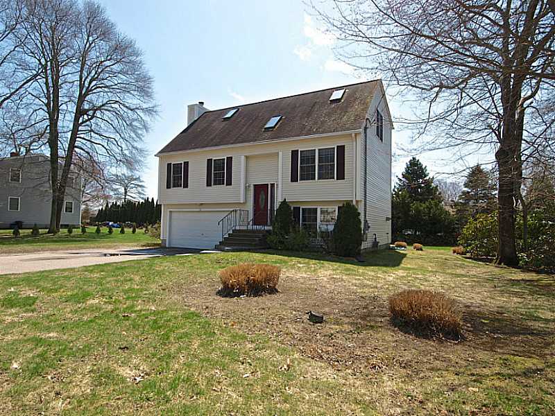 18 Conanicus Road Narragansett, RI 02882 - Photo 1 of 25 Exterior Front.