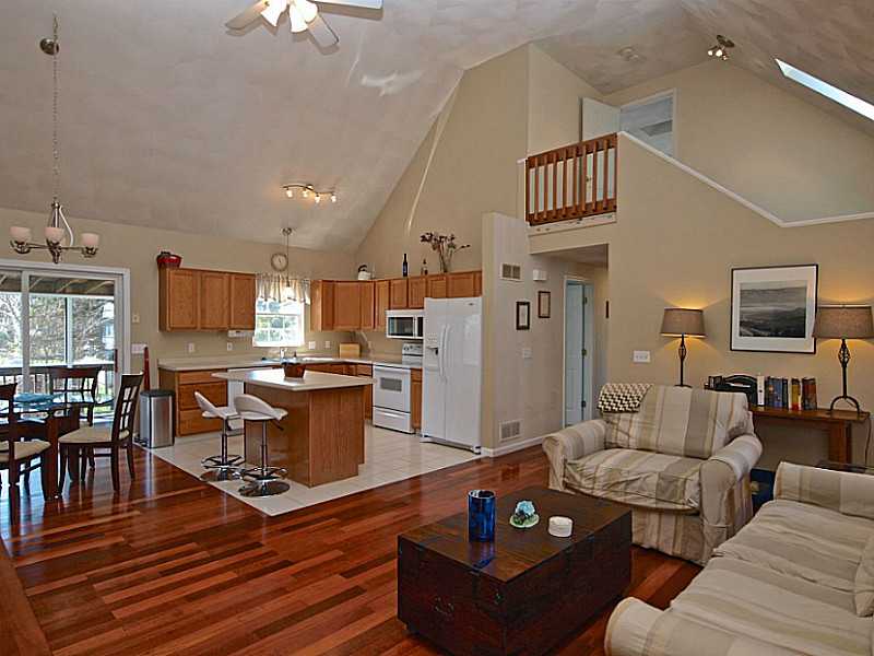 18 Conanicus Road Narragansett, RI 02882 - Photo 16 of 25 Living Room.