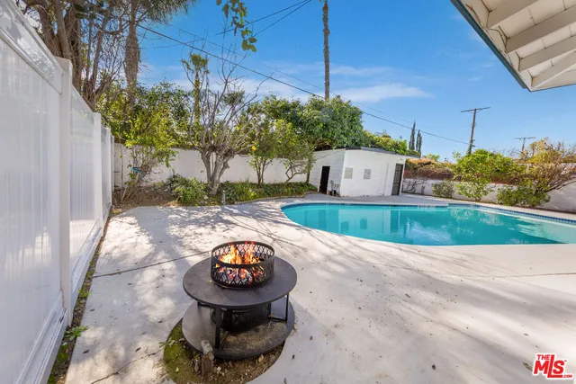 $949,000 | 19168 Erwin Street, Tarzana, CA 91335