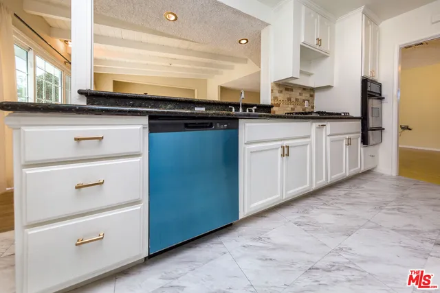 $949,000 | 19168 Erwin Street, Tarzana, CA 91335