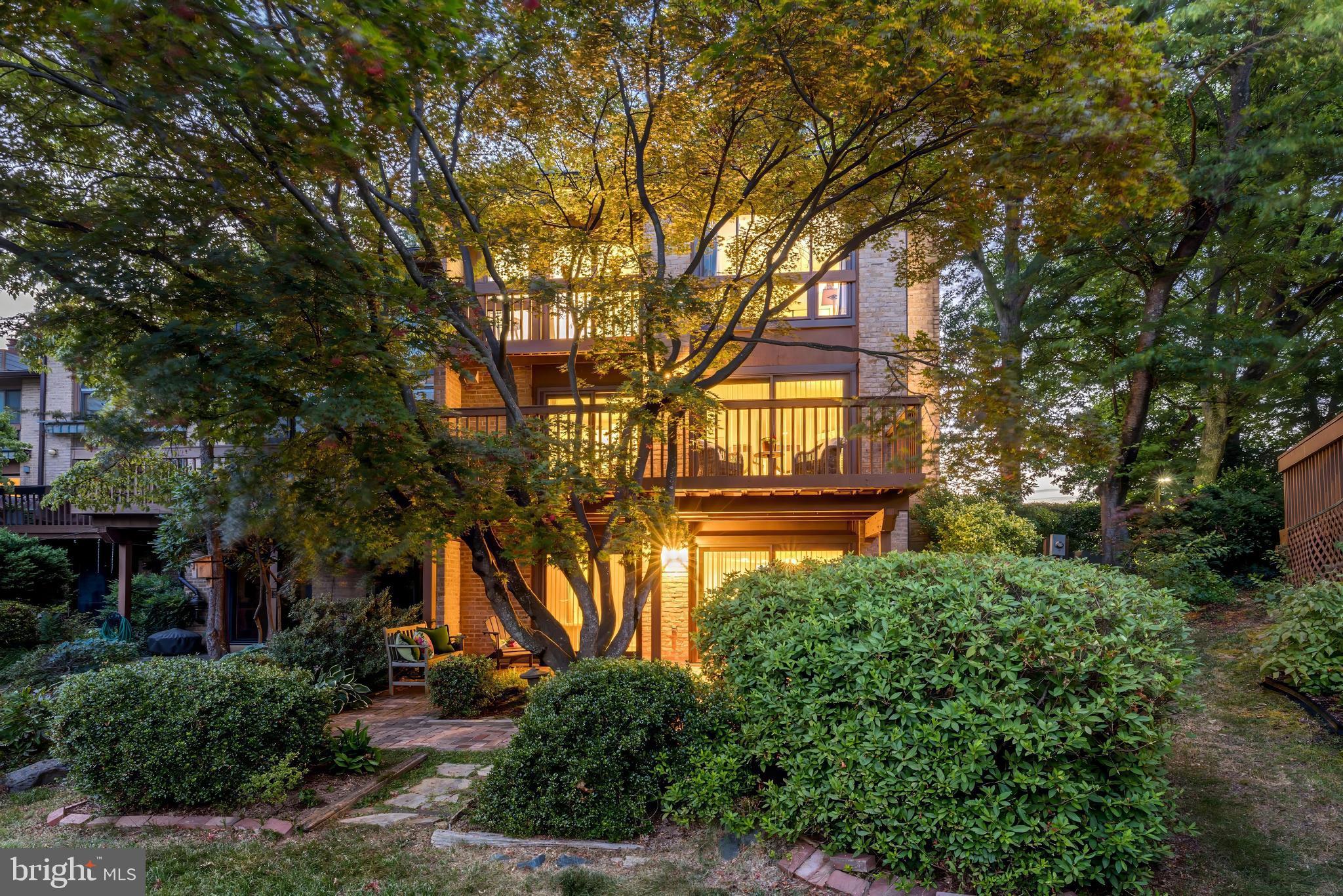 2025 Lakewinds Drive Reston, VA 20191 - Photo 2 of 11 Twilight