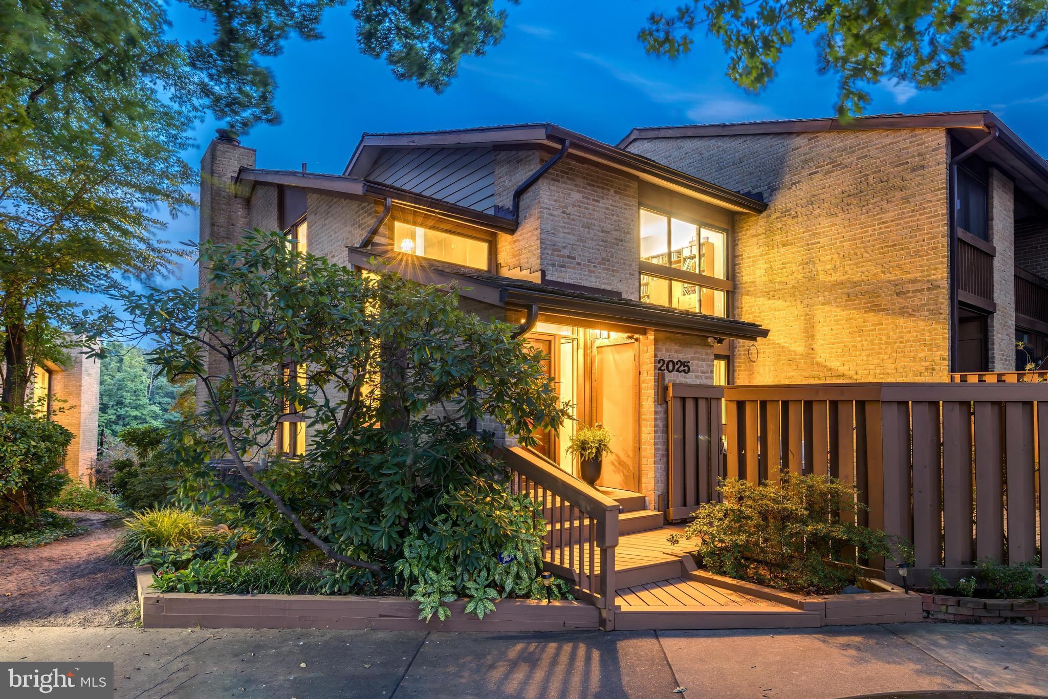 2025 Lakewinds Drive Reston, VA 20191 - Photo 3 of 11 Twilight