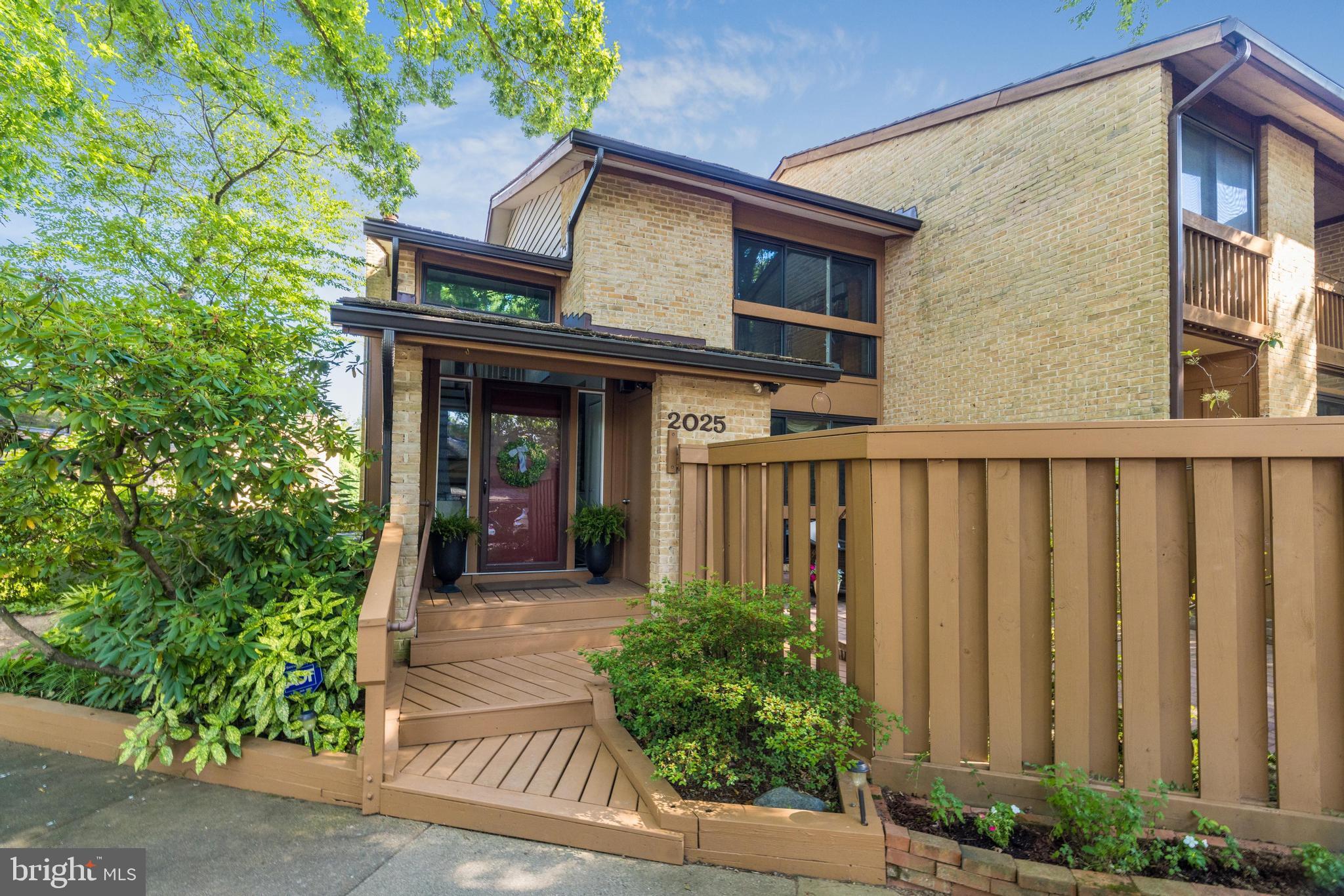 2025 Lakewinds Drive Reston, VA 20191 - Photo 4 of 11 Welcome home