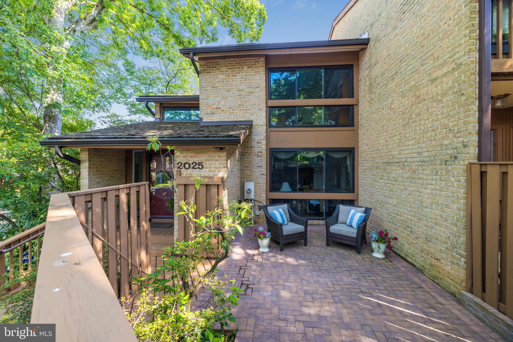 2025 Lakewinds Drive Reston, VA 20191 - Photo 5 of 11 Front patio