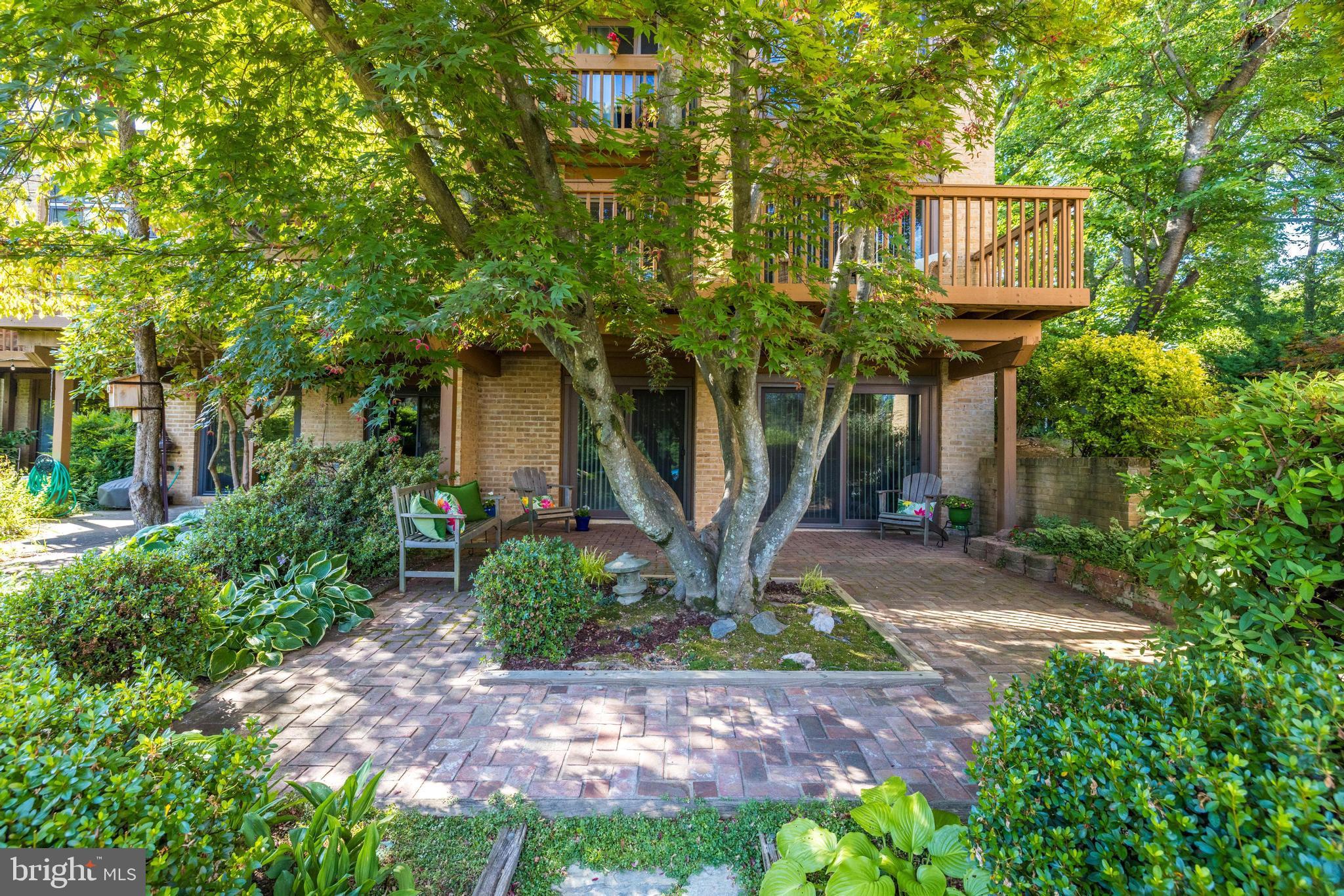 2025 Lakewinds Drive Reston, VA 20191 - Photo 9 of 11 Large upper deck