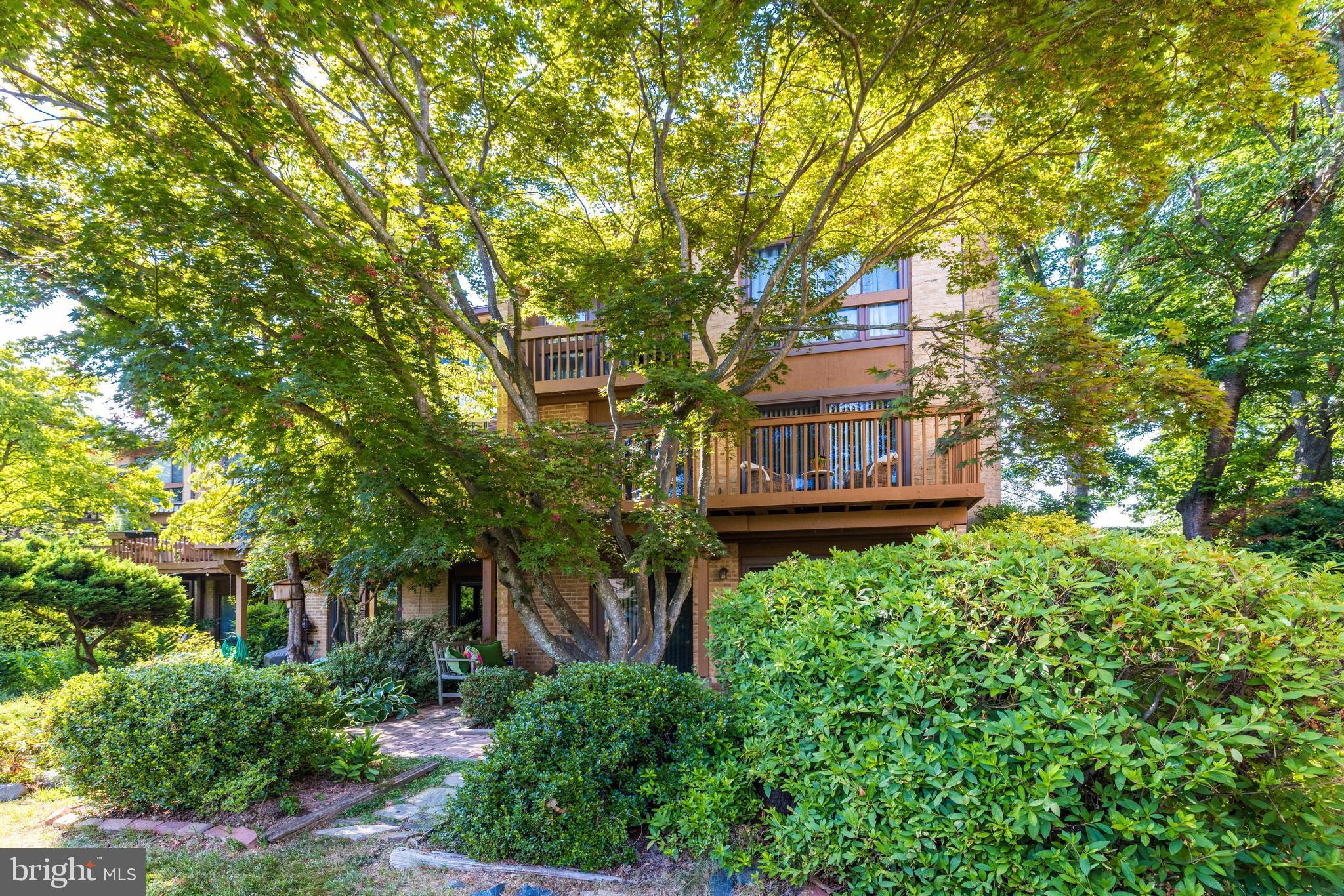 2025 Lakewinds Drive Reston, VA 20191 - Photo 10 of 11 Beautiful home